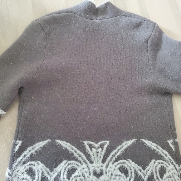 Laura Grey and White Sweater with Filigree Inspired Design Size Medium - Picture 3 of 13